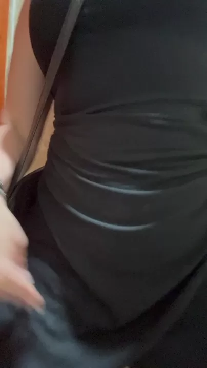 Je suis sournoise quand je sors au bar. Ma robe est un peu courte. Oh, eh bien.