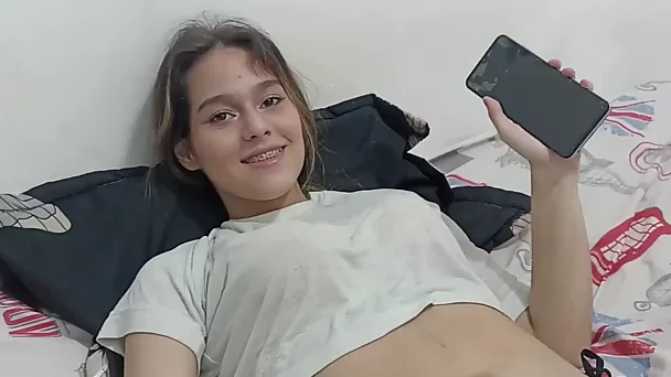 Una ragazza adorabile vuole che il suo padrone di casa perverso la trascini con passione