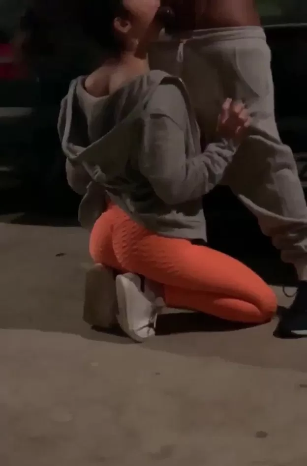Elle fait une pipe à une grosse bite noire en extérieur