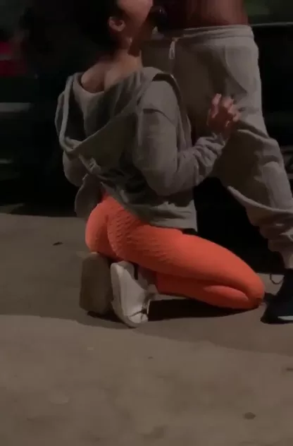 Elle fait une pipe à une grosse bite noire en extérieur