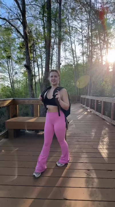 Wanneer ik een eenzame wandelaar in het bos tegenkom... gebeuren er spannende dingen