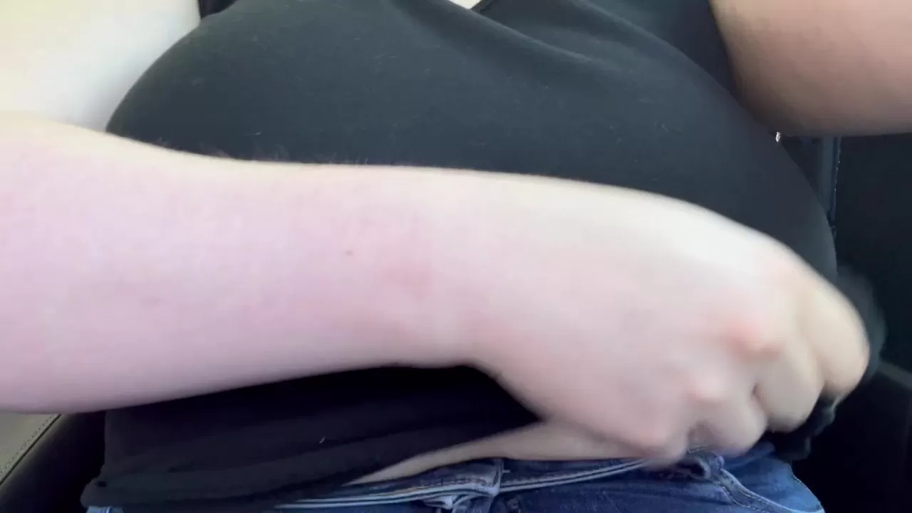 Non potevo più sopportare di tenere il reggiseno, quindi l'ho tolto in macchina
