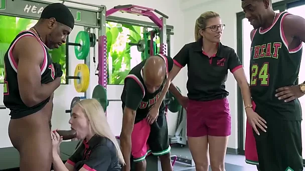 Palestra pubblica, doppia penetrazione con BBC e sesso di gruppo con MILF bollenti