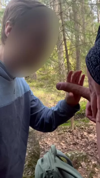 J'ai failli me faire prendre en train de sucer cette bite dans les bois