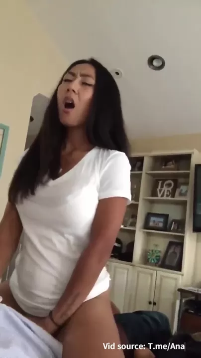 Une maman asiatique apprécie une jeune bite