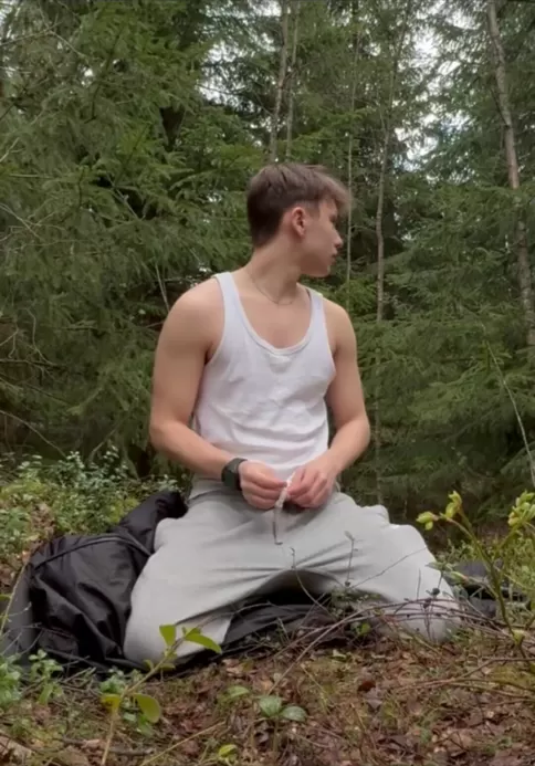 J'ai décidé de me branler dans mon parc local, quelqu'un veut se joindre à moi ?