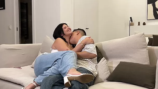 Une petite amie tendre ne refusera jamais une bite, un creampie pour une nana.