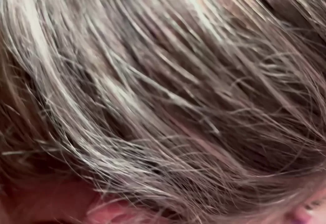 彼はしばらく私たちに片思いしていたので、ダブルフェラチオで驚かせてあげました!