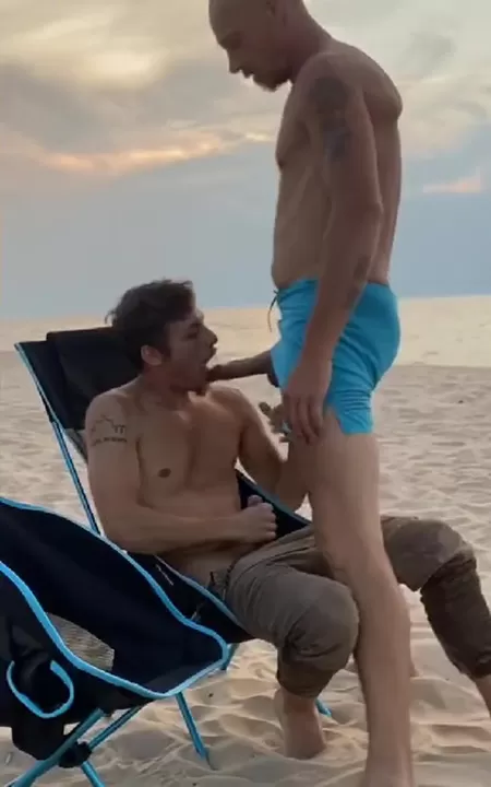 Pipe sur la plage et deux charges