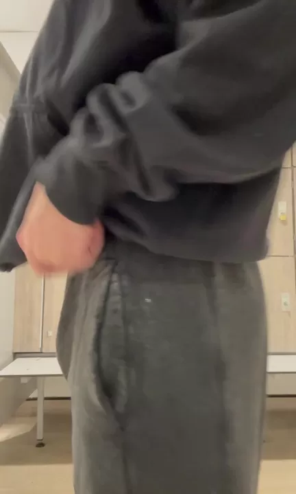 Écart fessier dans les vestiaires