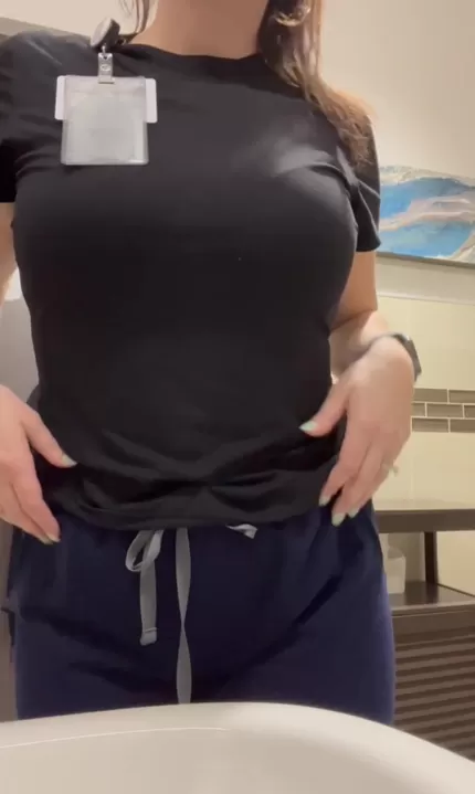 Mon mari est enfermé, alors peut-être que je peux convaincre une collègue sexy de me baiser dans ces toilettes