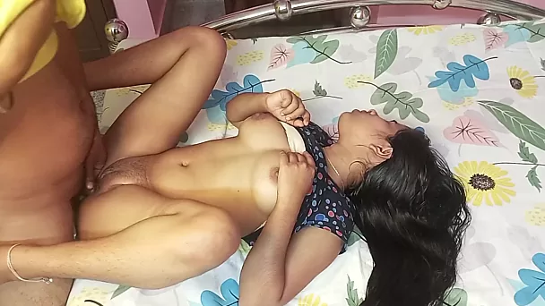 インドの女子大生が足を開いて犯される