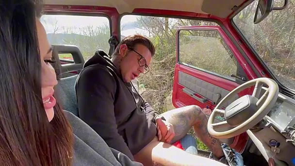 Nuttige italienische vollbusige MILF fickt mit einem Fremden in einem Auto