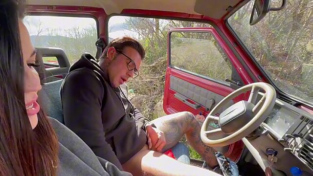 Una milf italiana tetona y guarrilla folla con un desconocido en un coche