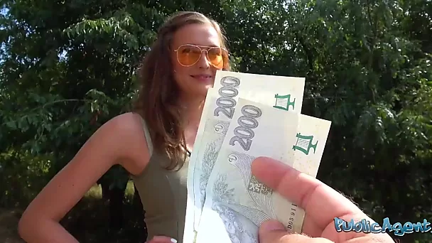 La jolie Stacy Cruz, mince et plantureuse, accepte de sucer et de chevaucher la bite du faux agent dans la forêt pour de l'argent