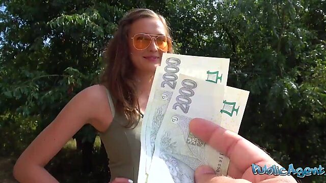 Die sexy, schlanke, dralle Süße Stacy Cruz willigt ein, für Geld den Schwanz des falschen Agenten im Wald zu lutschen und zu reiten