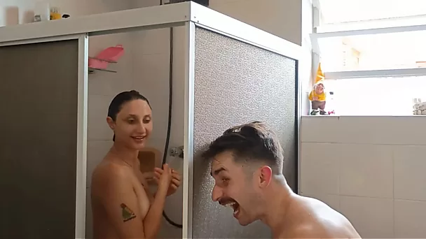 Une femme ringarde avec un gros cul magnifique saute sur son mari face à face et prend une douche