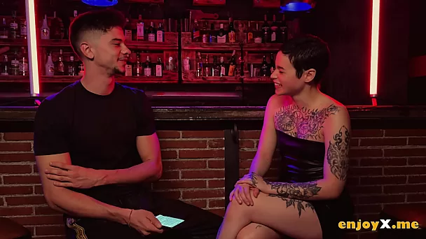 La sexy sottomessa latina tatuata Saba Lapiedra viene arrostita allo spiedo e scopata in tutti i buchi da due ragazzi eccitati.