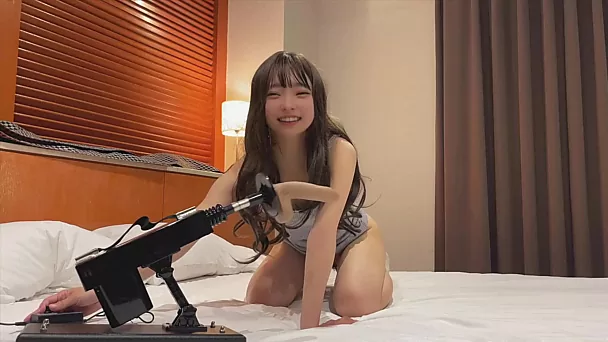 漂亮的亚洲女人被性爱机器操逼——最明亮的高潮!
