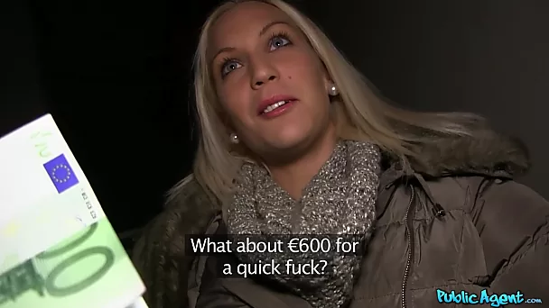 Blondie prend de l'argent ou baise avec un inconnu sur le toit pov