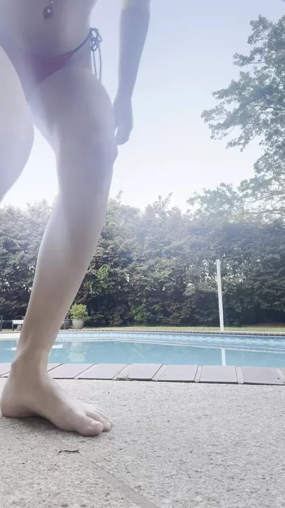 J'avais tellement envie de faire pipi à la piscine après mon traitement intraveineux ! J'ai failli faire pipi dans mon bikini...