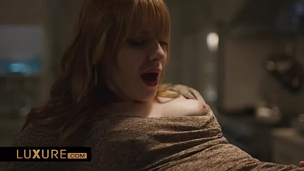 Lacy Lennon se diverte na cozinha com ele