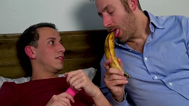 Un bel dilf insegna al figliastro come succhiare, usando una banana e poi scopa il bel culetto del ragazzo
