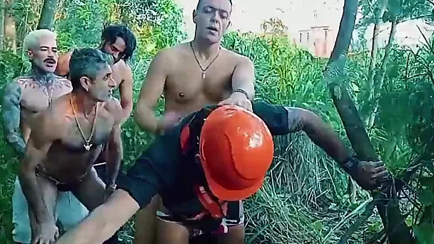 Des ouvriers du bâtiment excités organisent une orgie gay bruyante en public pendant une pause.