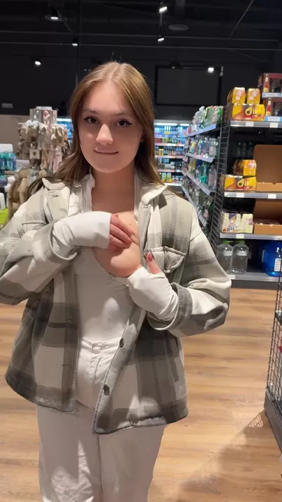 J'aimais juste le garde et je voulais qu'il voie mes seins sur la caméra de sécurité