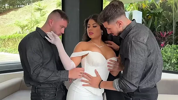 Une chanteuse d'opéra latina brune aux gros seins se fait rôtir à la broche et doubler par ses fans dans un gangbang torride