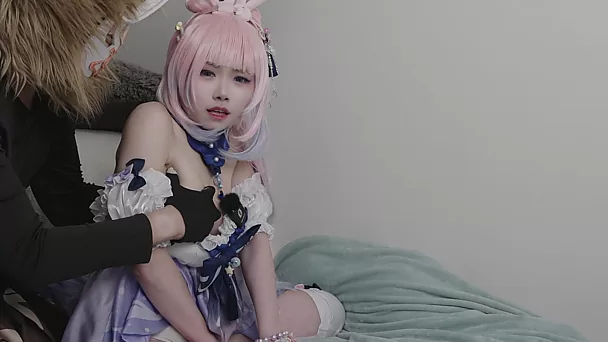 Rozeharige meid wordt door haar man in een smerige Japanse cosplay in doggystyle geneukt