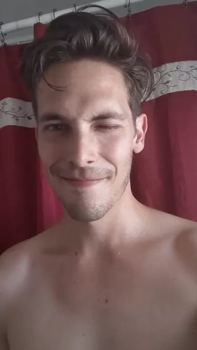 Visage et bite énorme ?