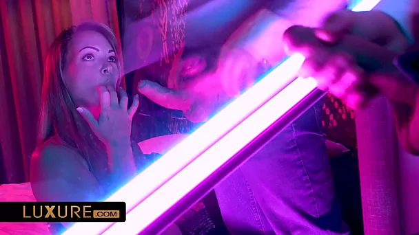 Une blonde aux courbes généreuses se voit offrir une double bite dans une expérience excitante de trio en verre