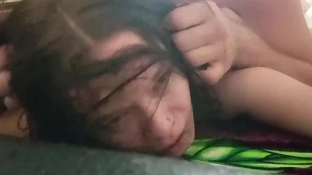 顺从的苗条娇小继女在几轮激烈的猛烈撞击后达到高潮