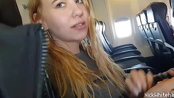 Ragazza amatoriale lo masturba in pubblico, in aereo, punto di vista