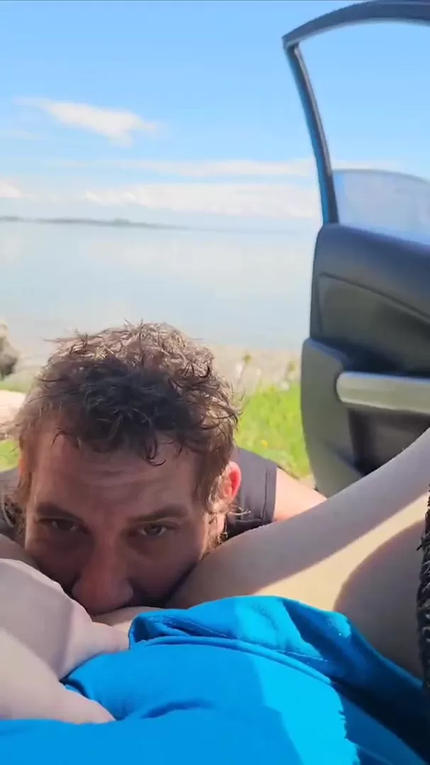 Regarde-moi dans les yeux pendant que tu es entre mes cuisses