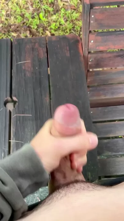 Je marque ce banc avec ma bite d'adolescente