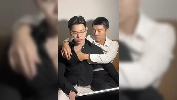 Un beau minet asiatique tatoué et ringard se fait séduire et baiser par son patron musclé et excité