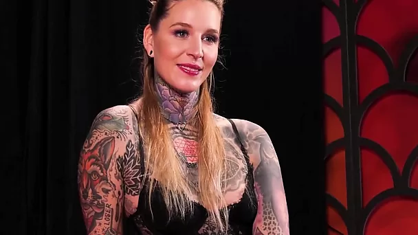 La nana tatouée Lisa Rocketcock montre comment faire du sexe correctement
