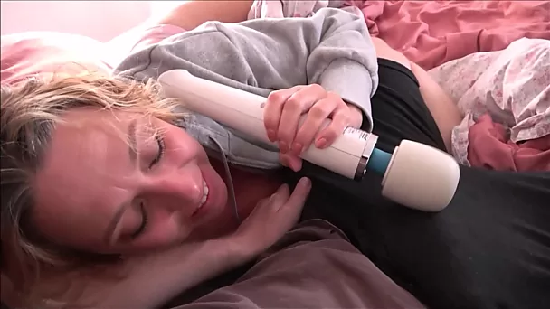 Une milf aux gros seins séduit son beau-fils pour une baise rapide dans un pov parfait