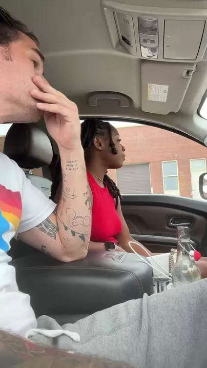 Ebony kreeg BWC in de auto