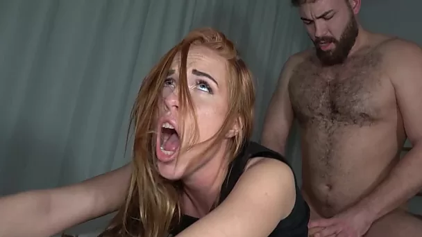 Hete slanke roodharige babe neukt met gezichtsbehandeling