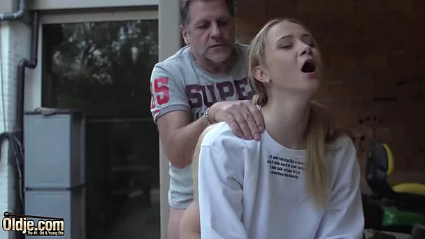 Russische tiener met kleine tieten zuigt de grote lul van een oude man en wordt genageld tot hij een facial krijgt