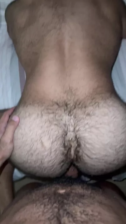 Qui ici aime baiser un cul poilu ?