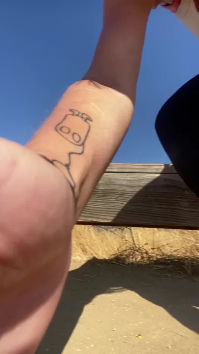 Si tu es mon petit ami, je t'enverrai des vidéos de moi en train de faire pipi comme ça au hasard.