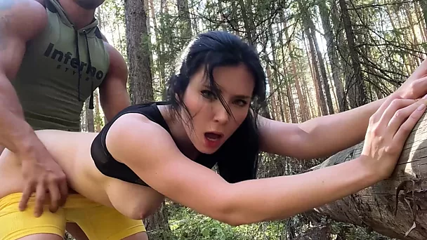 Baise en extérieur avec une belle Russe en pleine forme