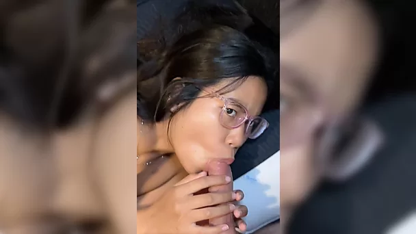 Namorada tailandesa jovem geme docemente do meu pau antes de gozar.