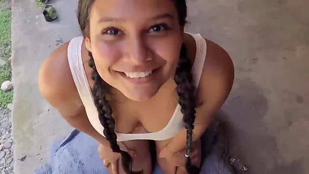 Linda morena com um rosto bonito e longas tranças faz um boquete incrível para seu vizinho lascivo
