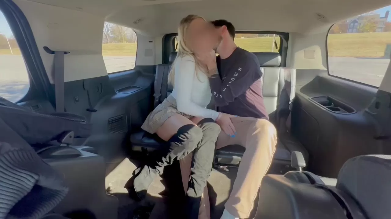 O cara que conheci no Reddit me fodendo na parte de trás do SUV da família