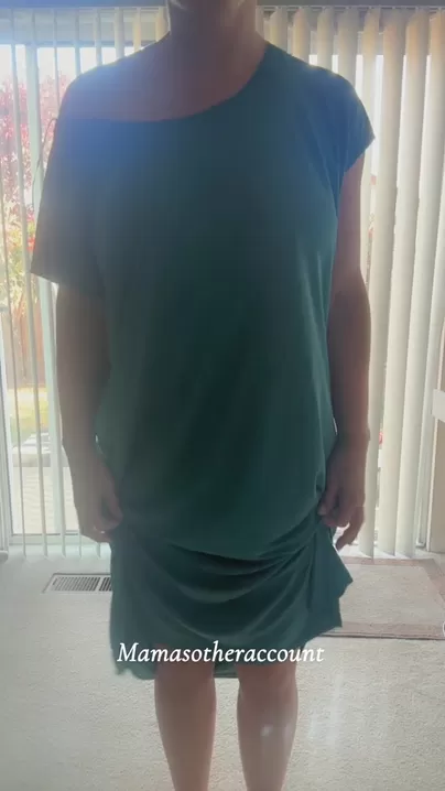 Qu'est-ce que maman cache sous sa chemise de nuit ;)